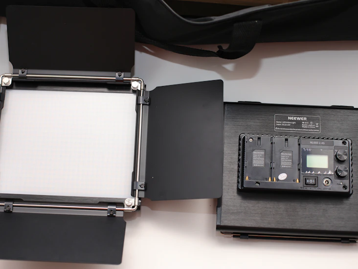 Bi-color led panel kit – 2 lights, stands & carry case