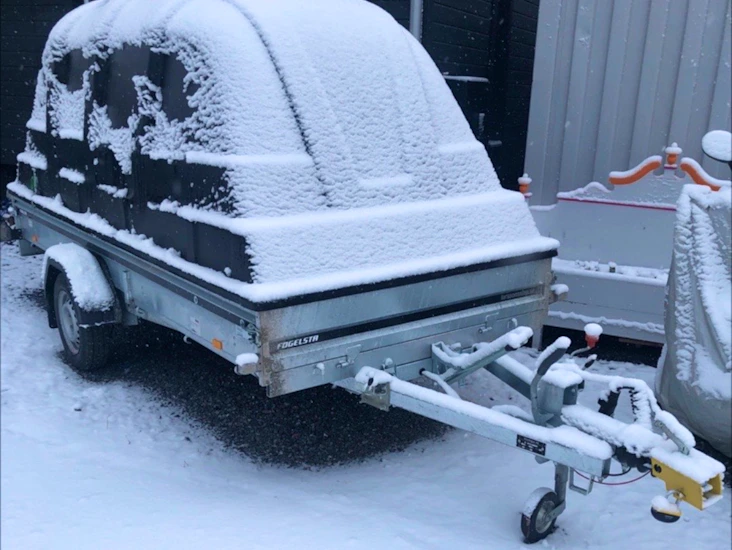 Fogelsta släp med kåpa och tipp.