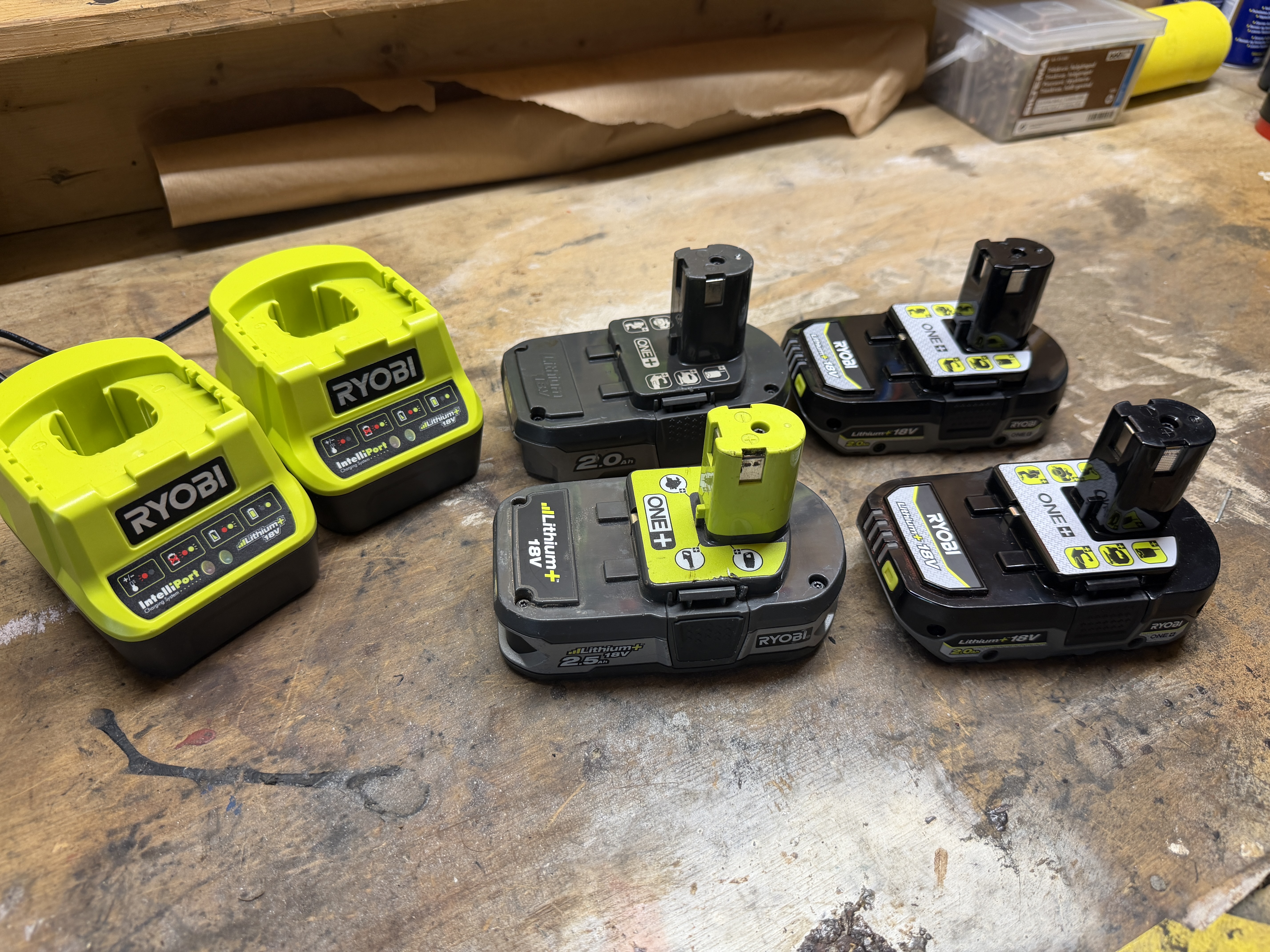 Ryobi one+ 18v batteripakke – 4 batterier og 2 ladere