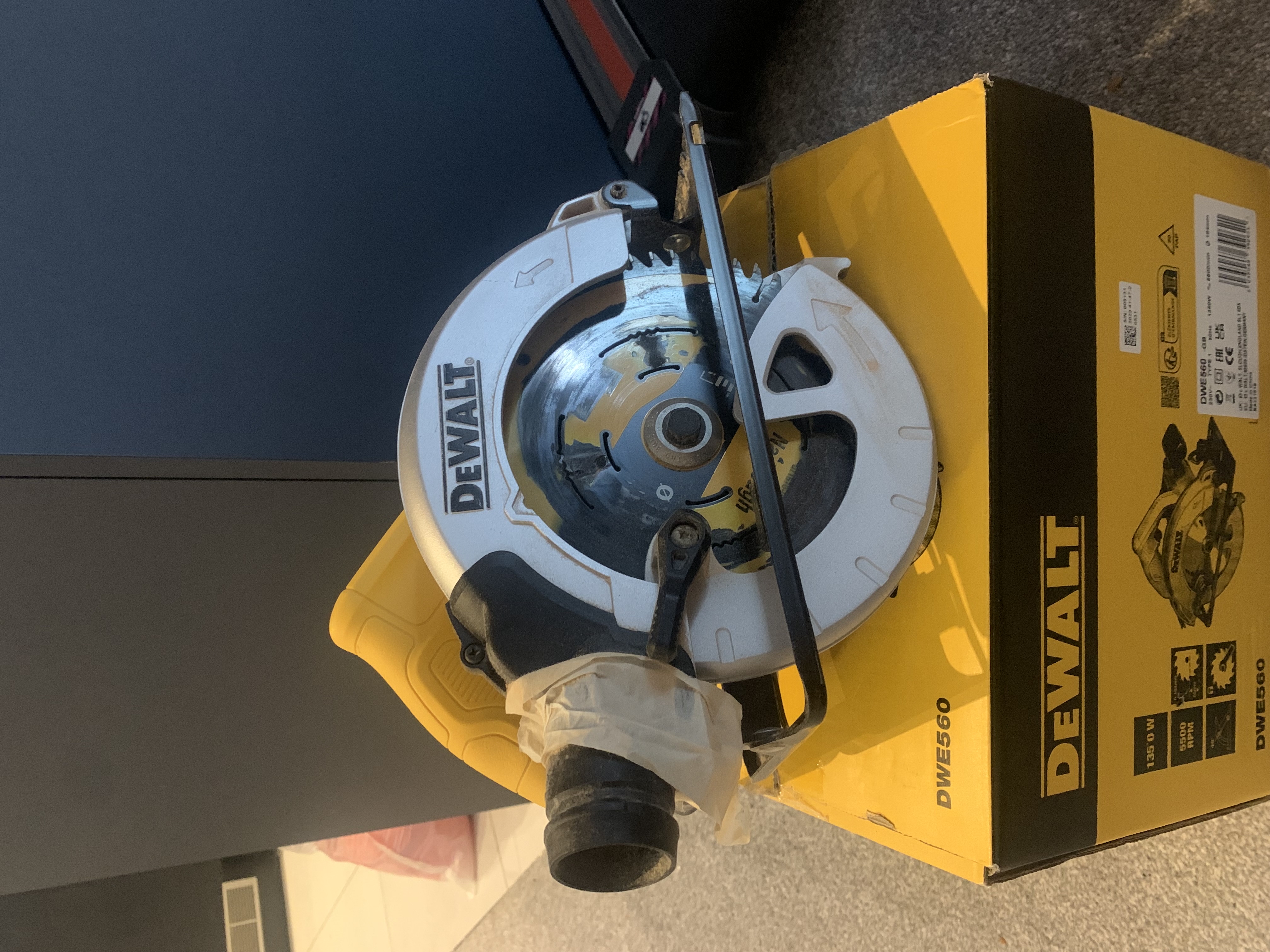 Dewalt 1350w 240v 184mm corded circular saw dwe560