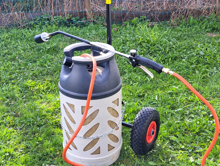 Effektiv ugressbrenner med tralle for stor gassflaske.