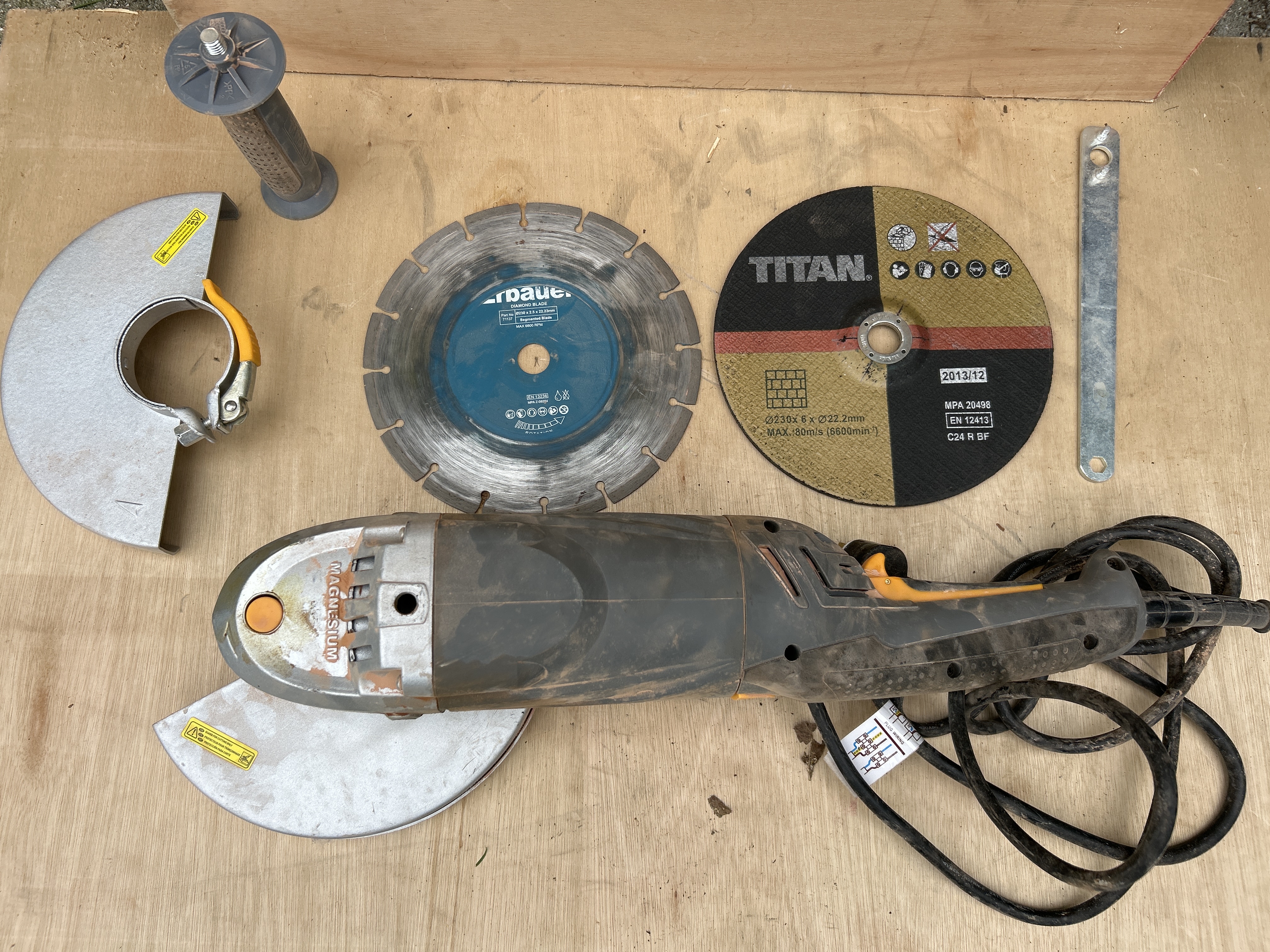 Titan 230mm heavy-duty angle grinder + discs