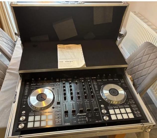 Pioneer ddj sx2 controller with flight case & accessories 