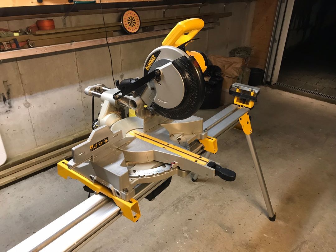 Kraftig dewalt sag med stativ