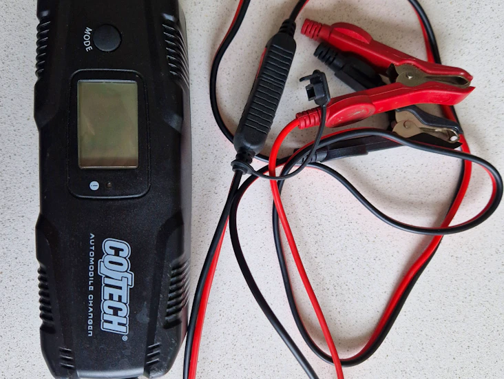 Auton akkulaturi 4 a, cotech