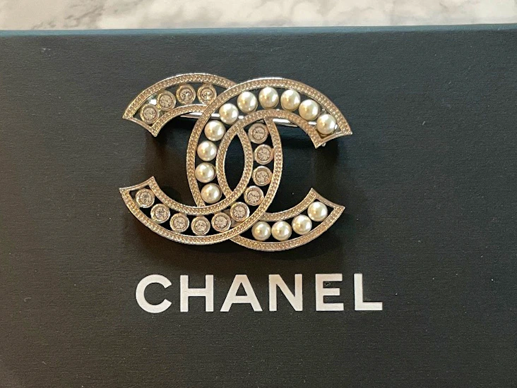 Chanel brosje med perler og «diamanter»