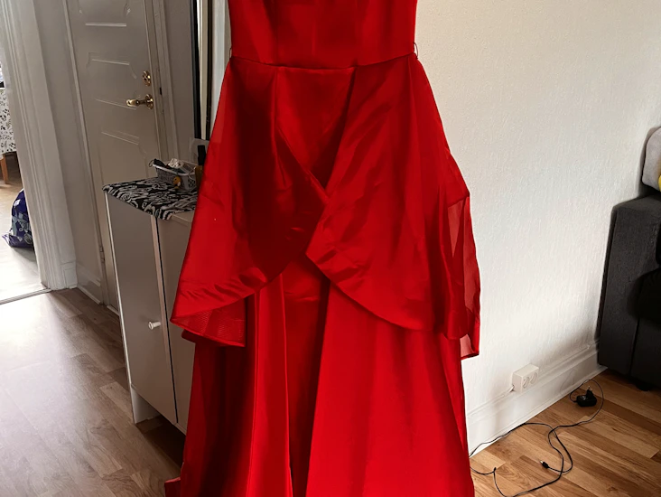 Röd festklänning stl 42