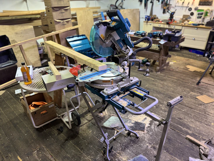 Makita dls111 katkaisu- ja jiirisaha, akkukäyttöinen, pyöräjalustalla