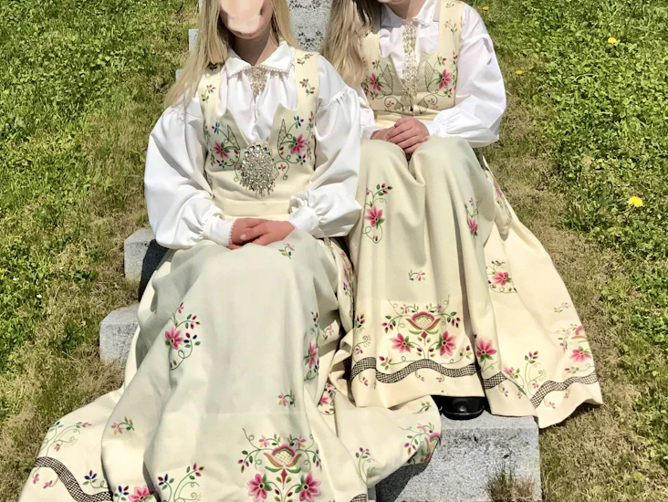 Nydelig lys lundebybunad til leie