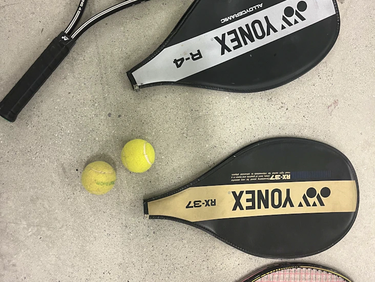 To tennis racketer leies ut + to baller