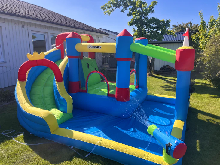 Stor hoppborg med vattenrutschbana
