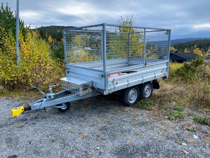 Grindhenger med lastenett og stropper