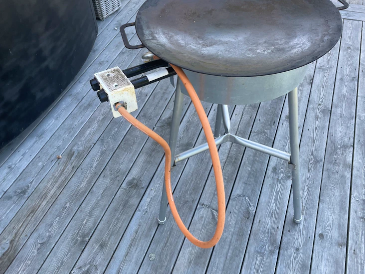 En 58 cm stekhäll och en paellaoanna