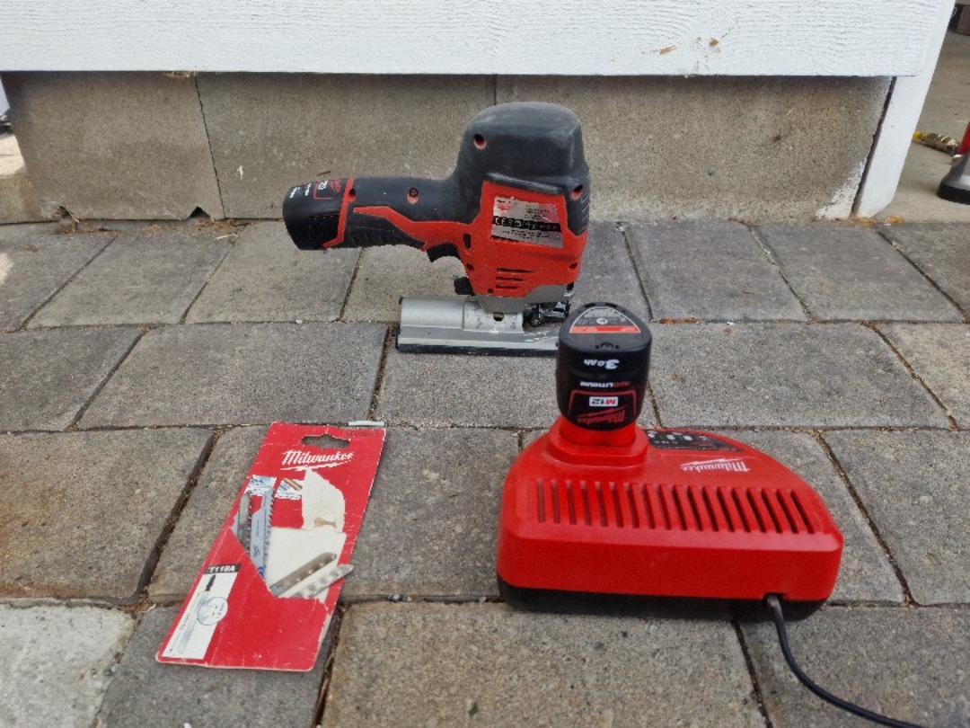 Milwaukee m12 js