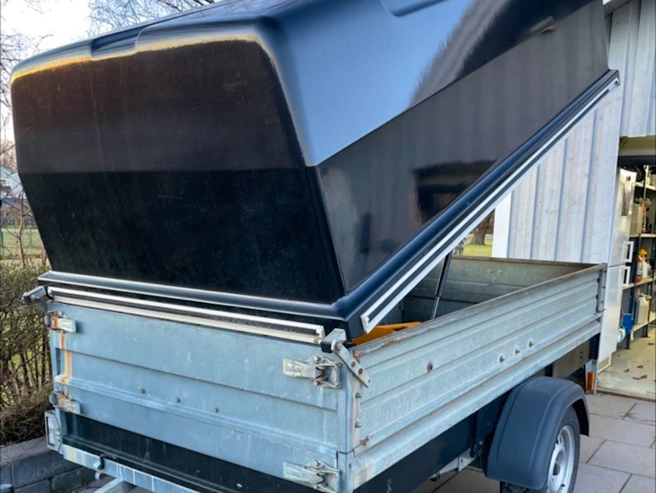 Bromsat släp med kåpa