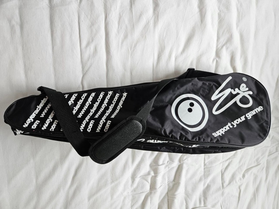 Leier ut en sqash racket, to baller og bag