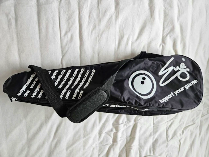 Leier ut en sqash racket, to baller og bag