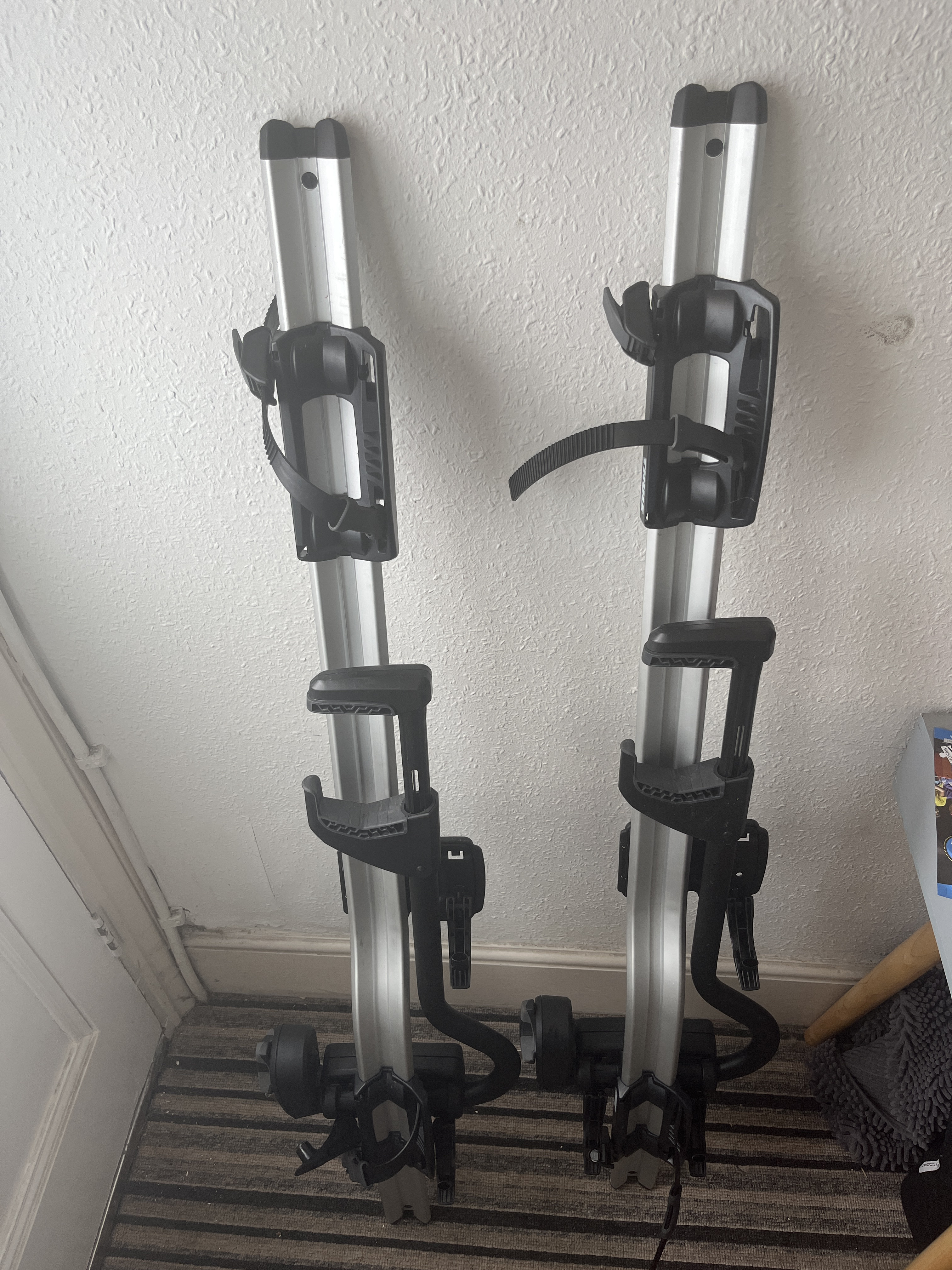 (x2) thule roof mounted (for carbon) bike rack 