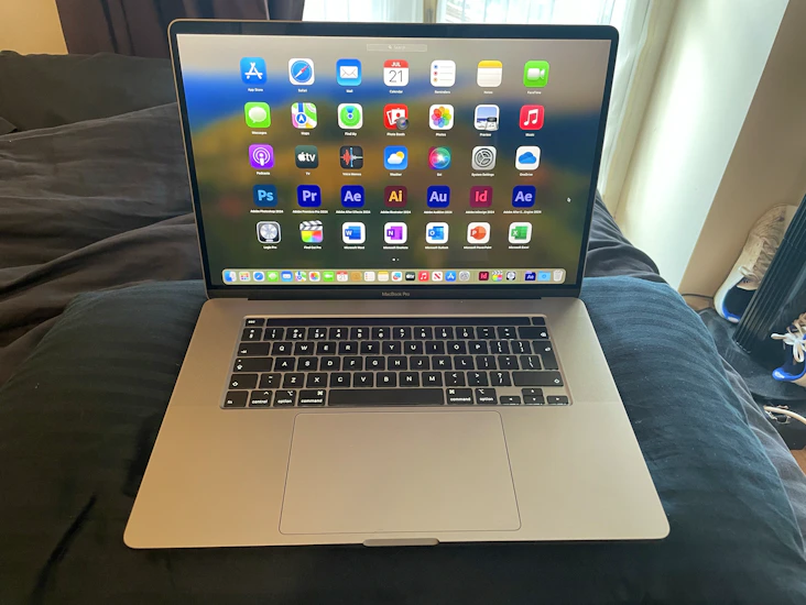Macbook pro 16" 4.5ghz i7 32gb ram 500gb + adobe, final cut pro, logic pro, office