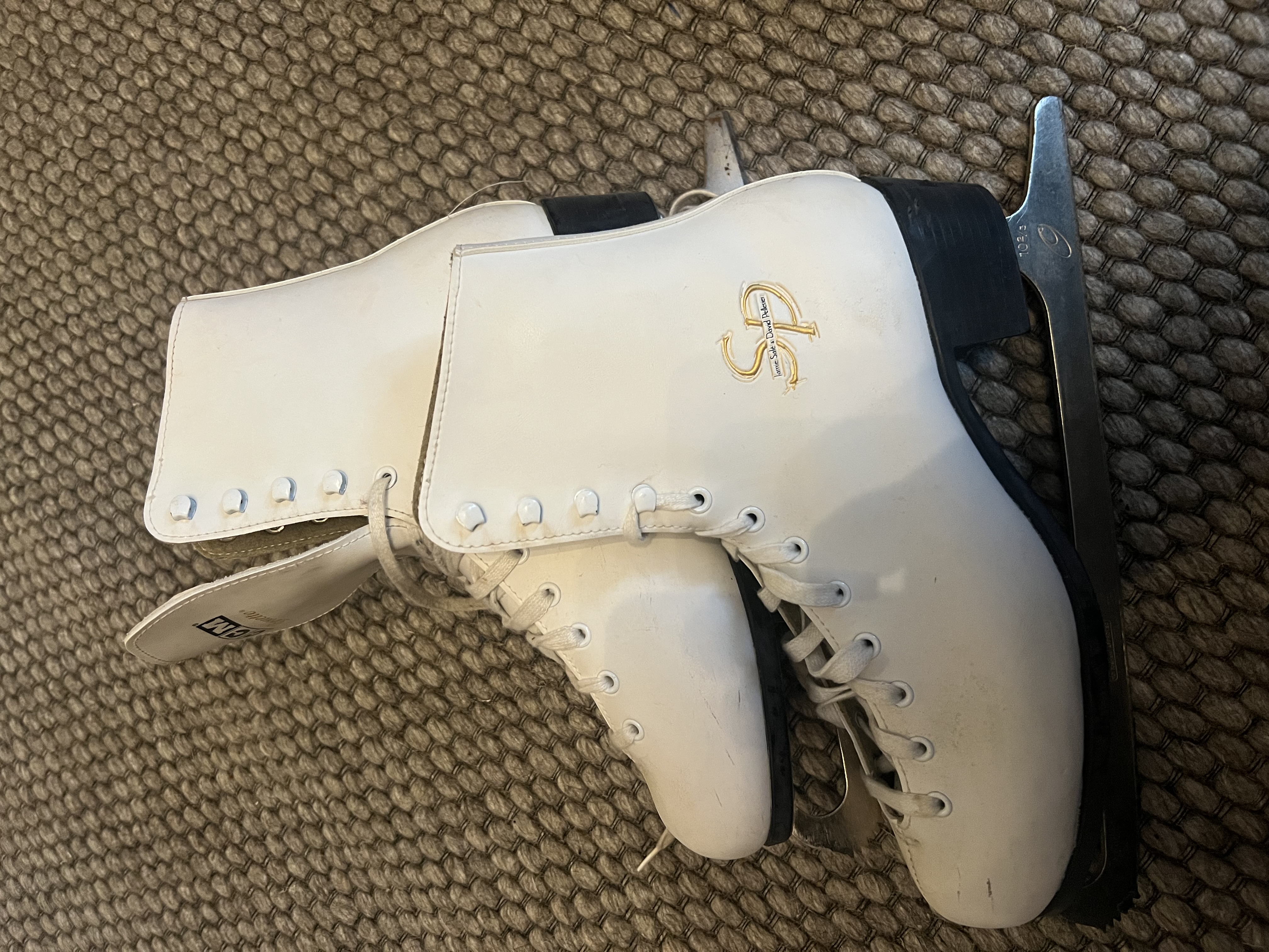 Kunstløpskøyter str 42(små i størrelsen)