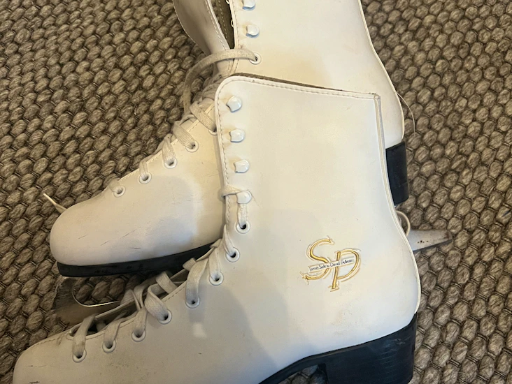 Kunstløpskøyter str 42(små i størrelsen)