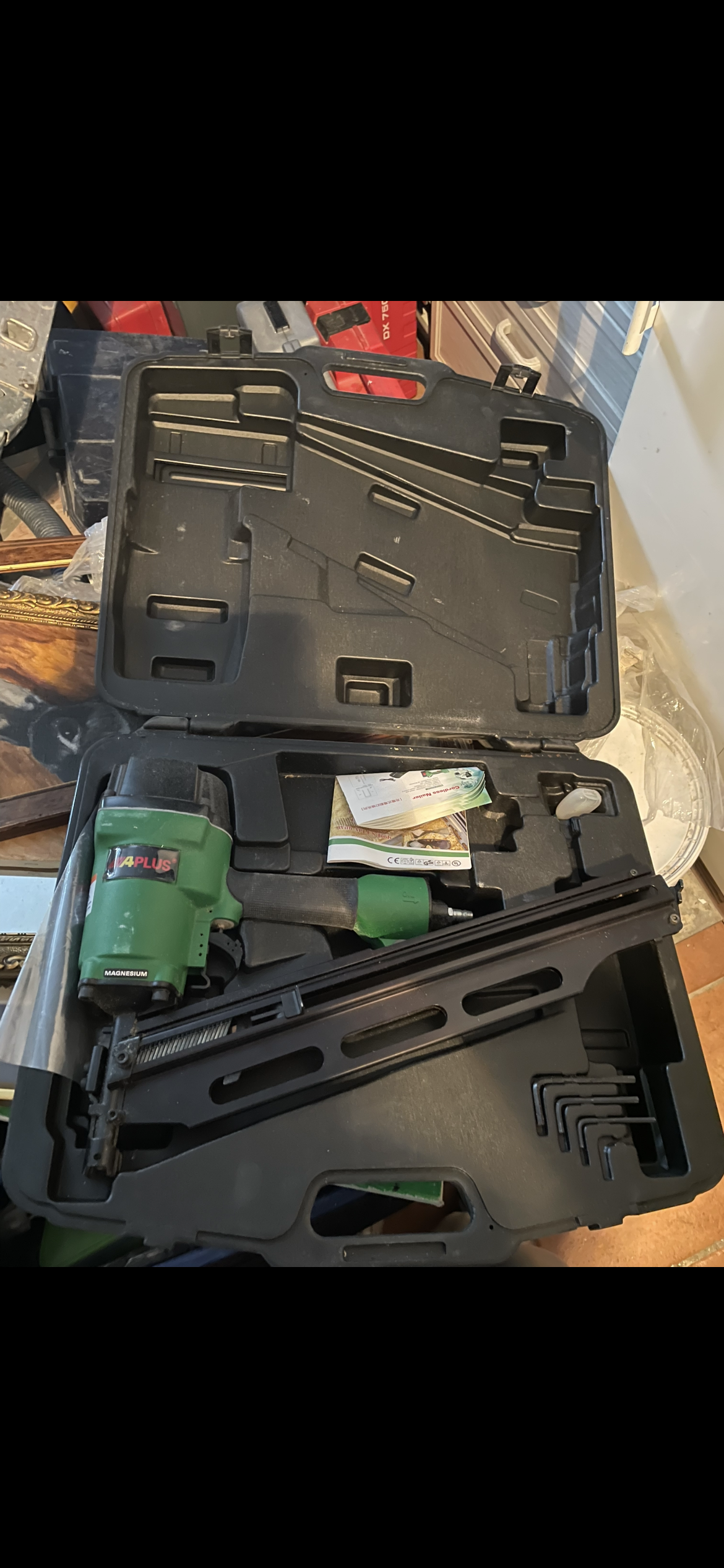 Aplus pneumatisk dyckertpistol/spikpistol med väska – komplett