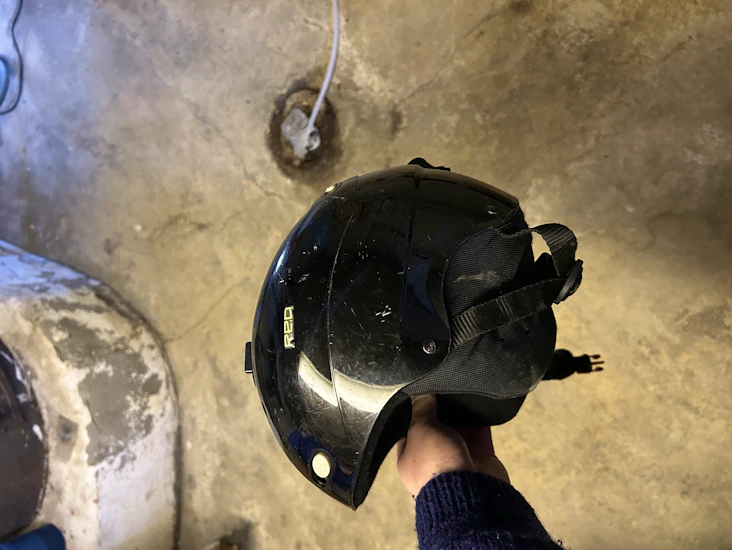 Skihjelm og briller.