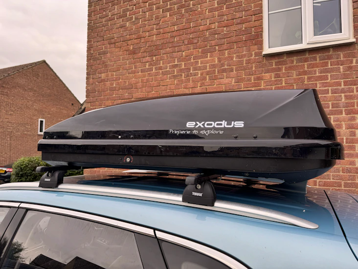 Exodus 470l roof box with adjustable thule roof bars
