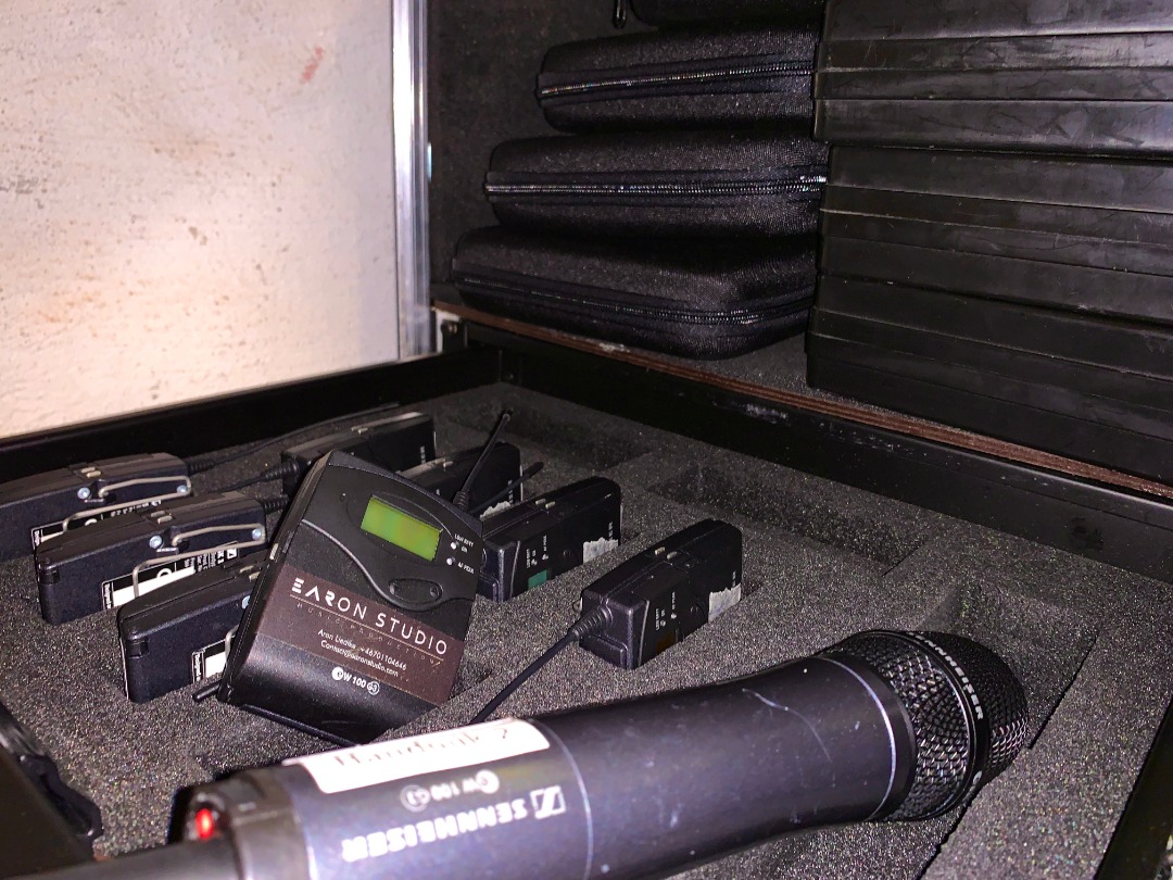 8x trådlösa sändare & mottagare + headsets.