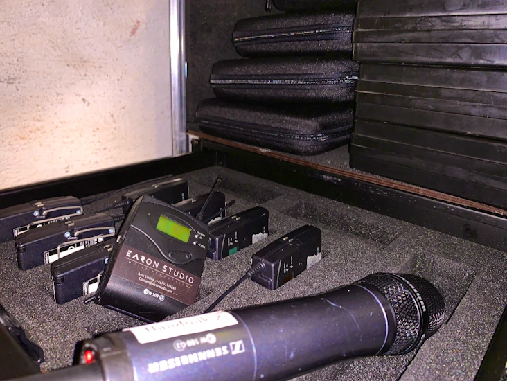 8x trådlösa sändare & mottagare + headsets.