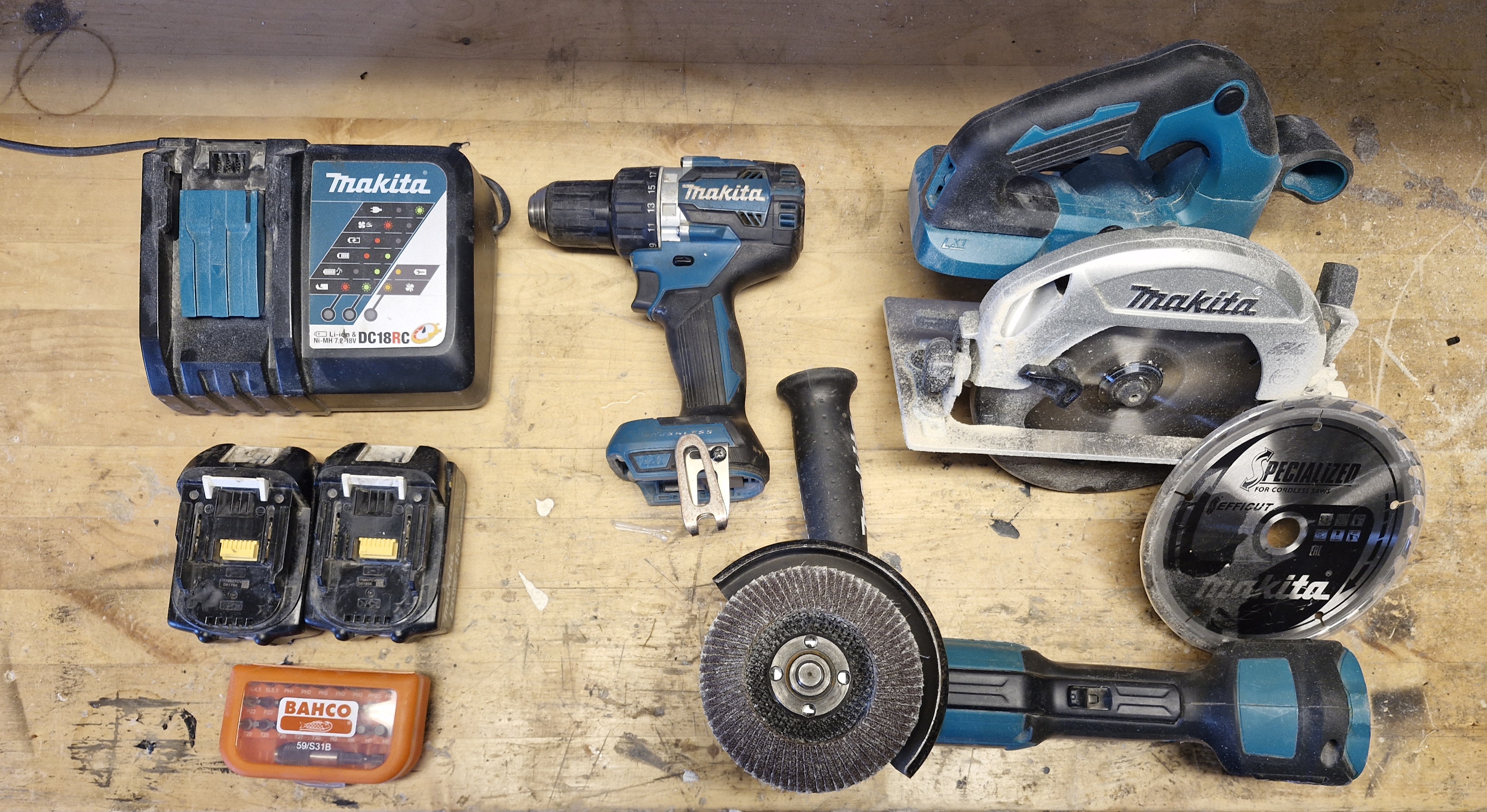 Makita työkalupaketti kahdella akulla