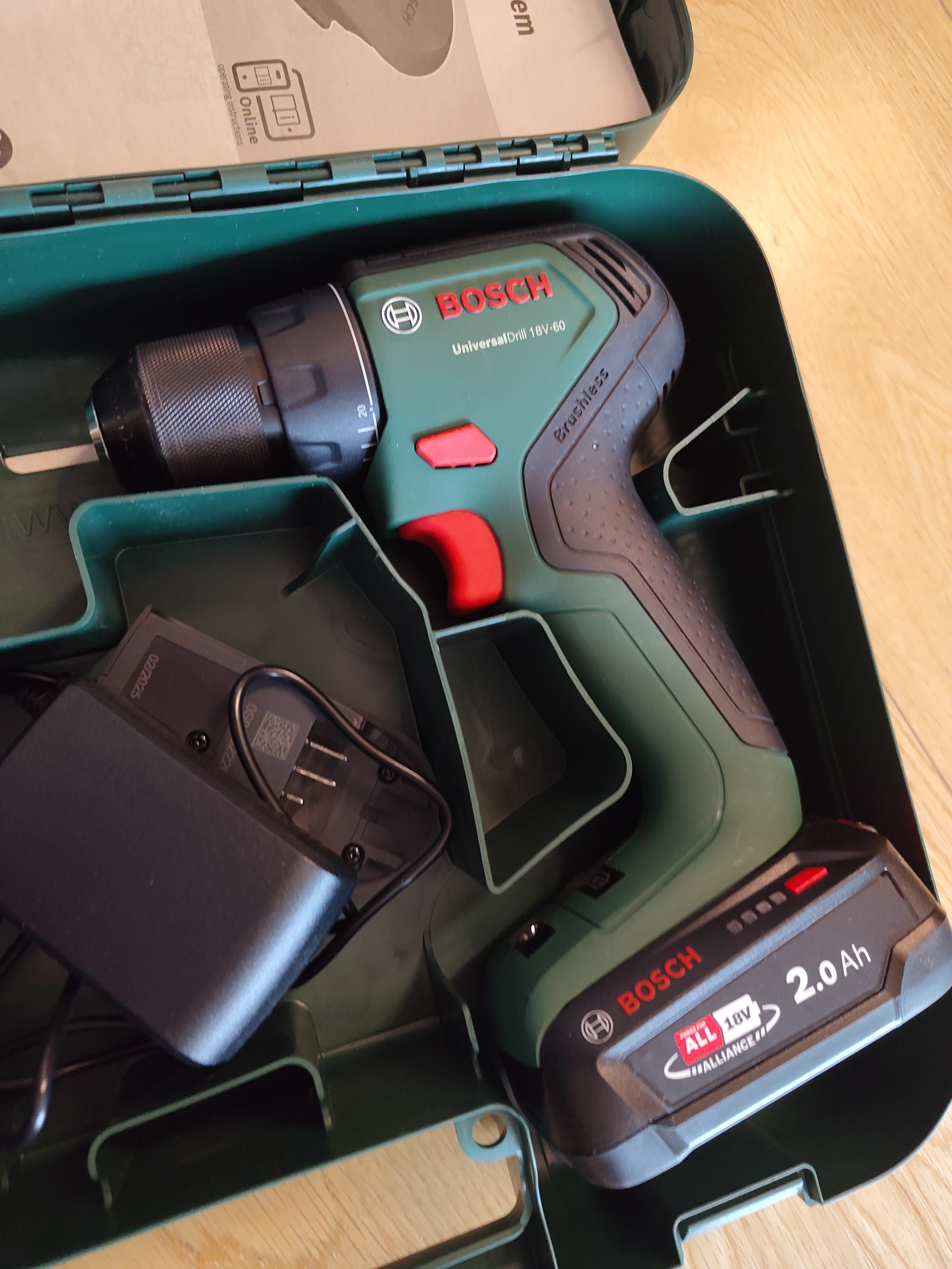 Bosch universal skrutrekker/drill + sett med borr & bits!