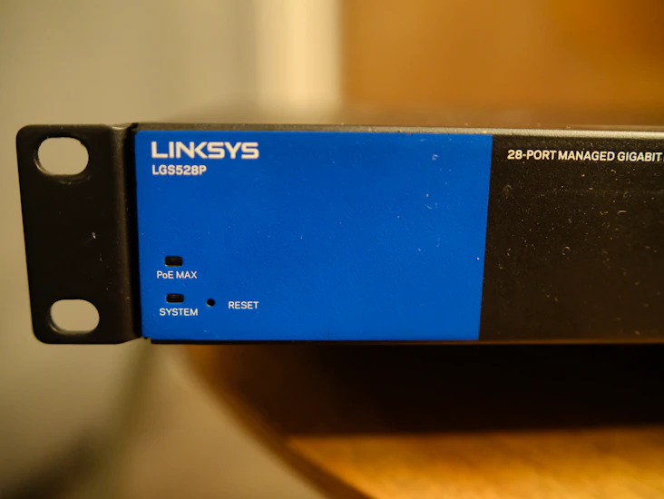 Linksys lgs528p 28-port managed gigabit poe + switch with 2 sfp combo port