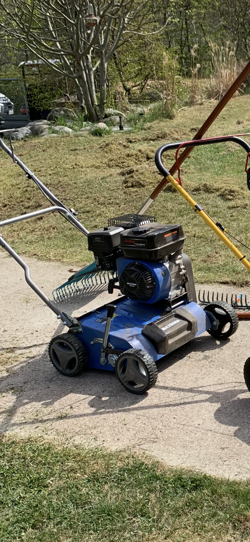 Vertikalskärare/mossrivare bensin