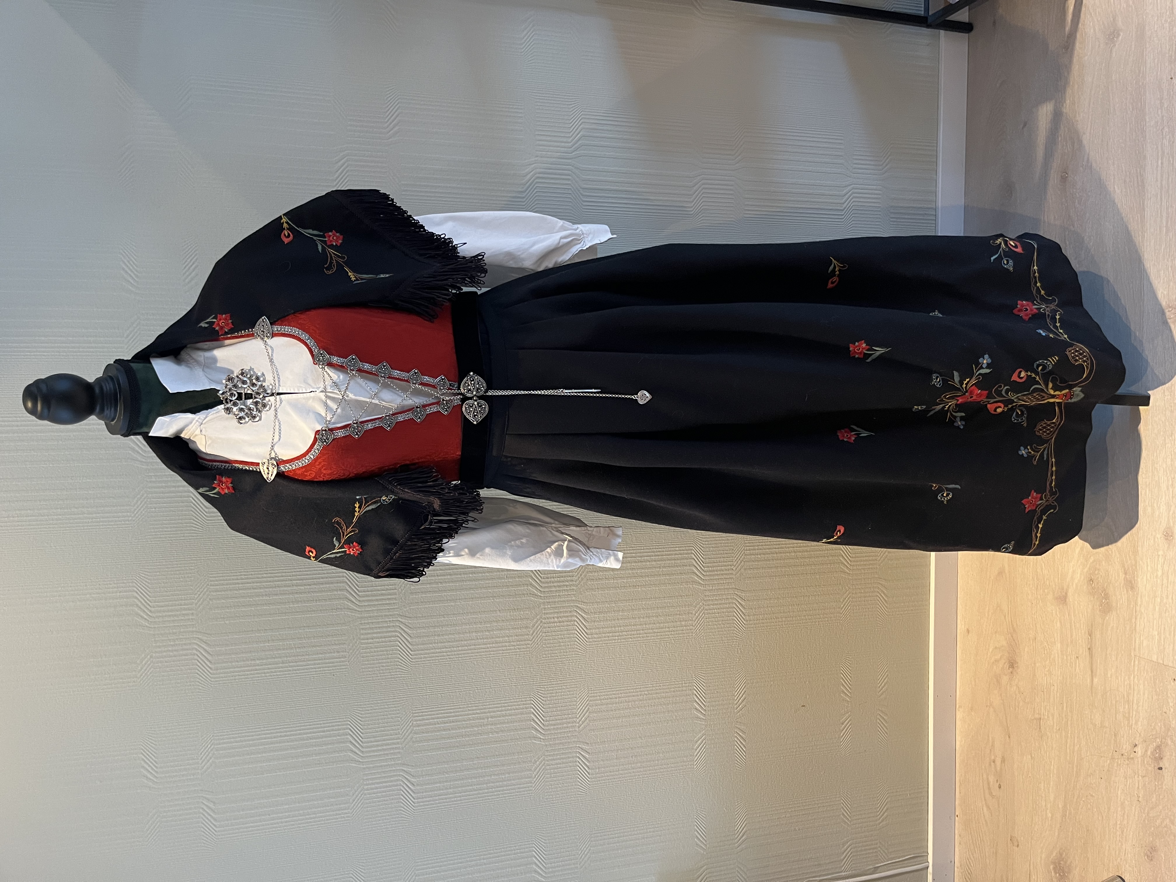 "arven" festdrakt leies ut