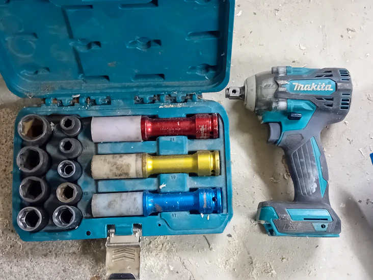 Makita iskevä mutterinväännin + hylsyt