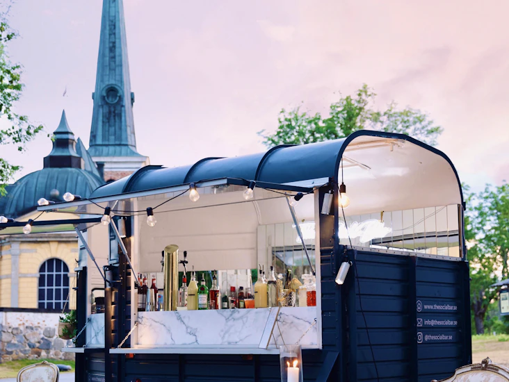 Hyr mobil cocktailbar – snygg, komplett & festklar!