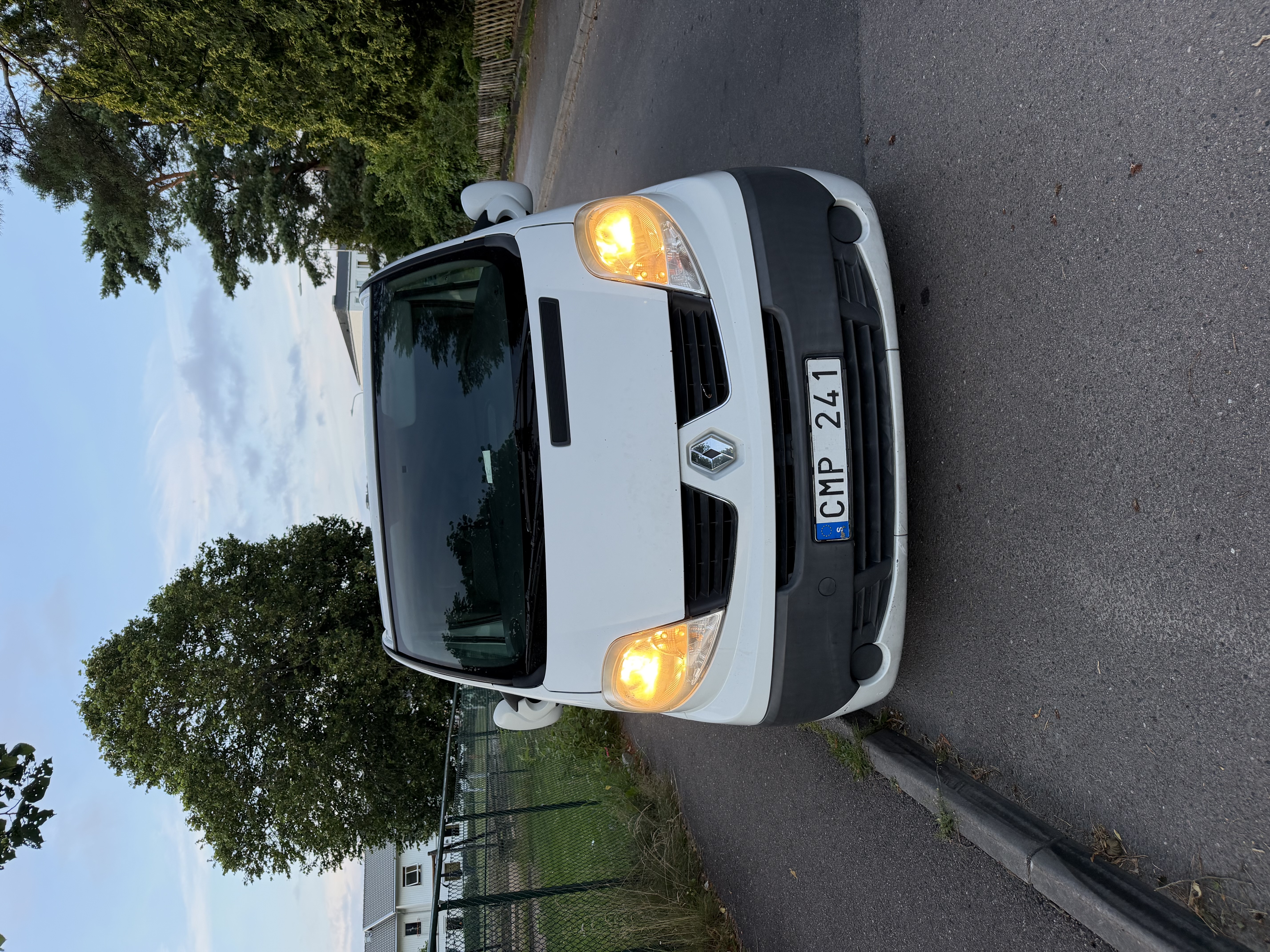 Skåpbil renault trafic uthyres