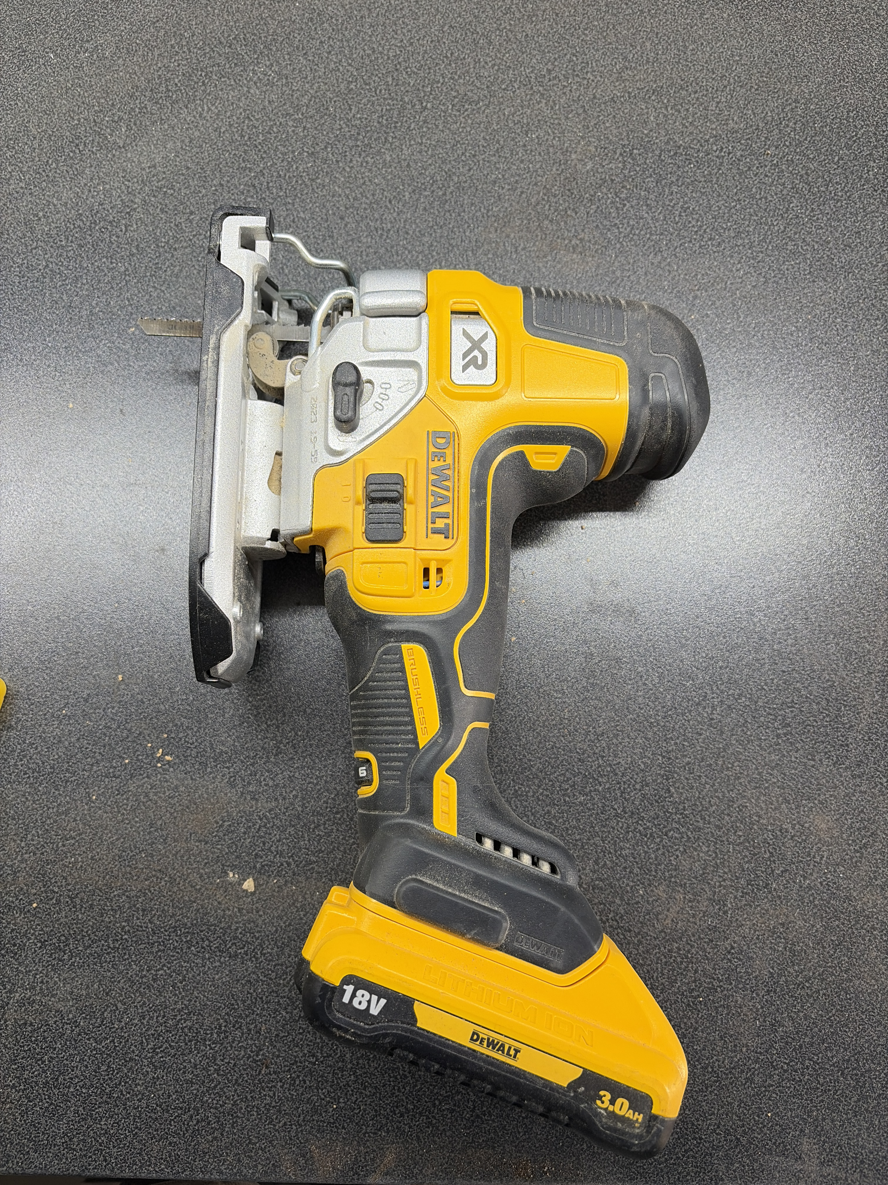 Dewalt dcs335 xr – kraftfull batteridriven sticksåg 18v
