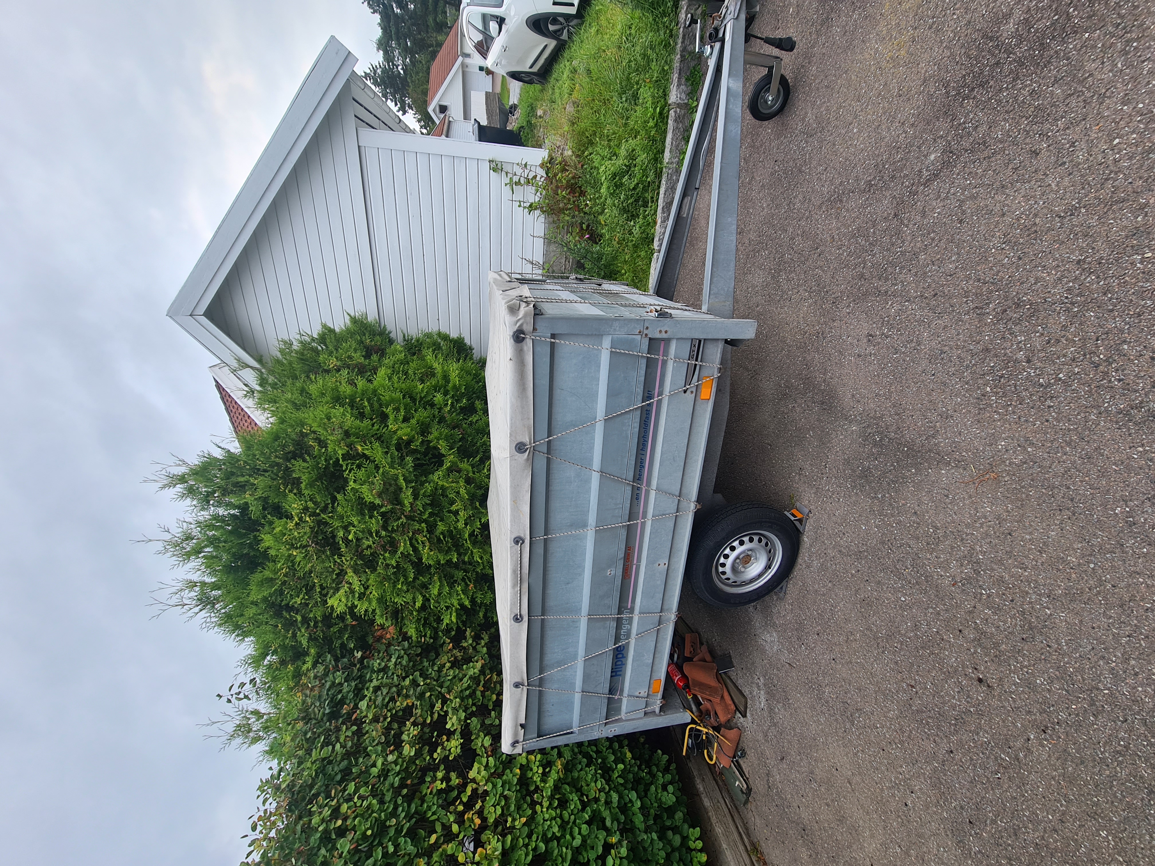 Varehenger med høye karmer