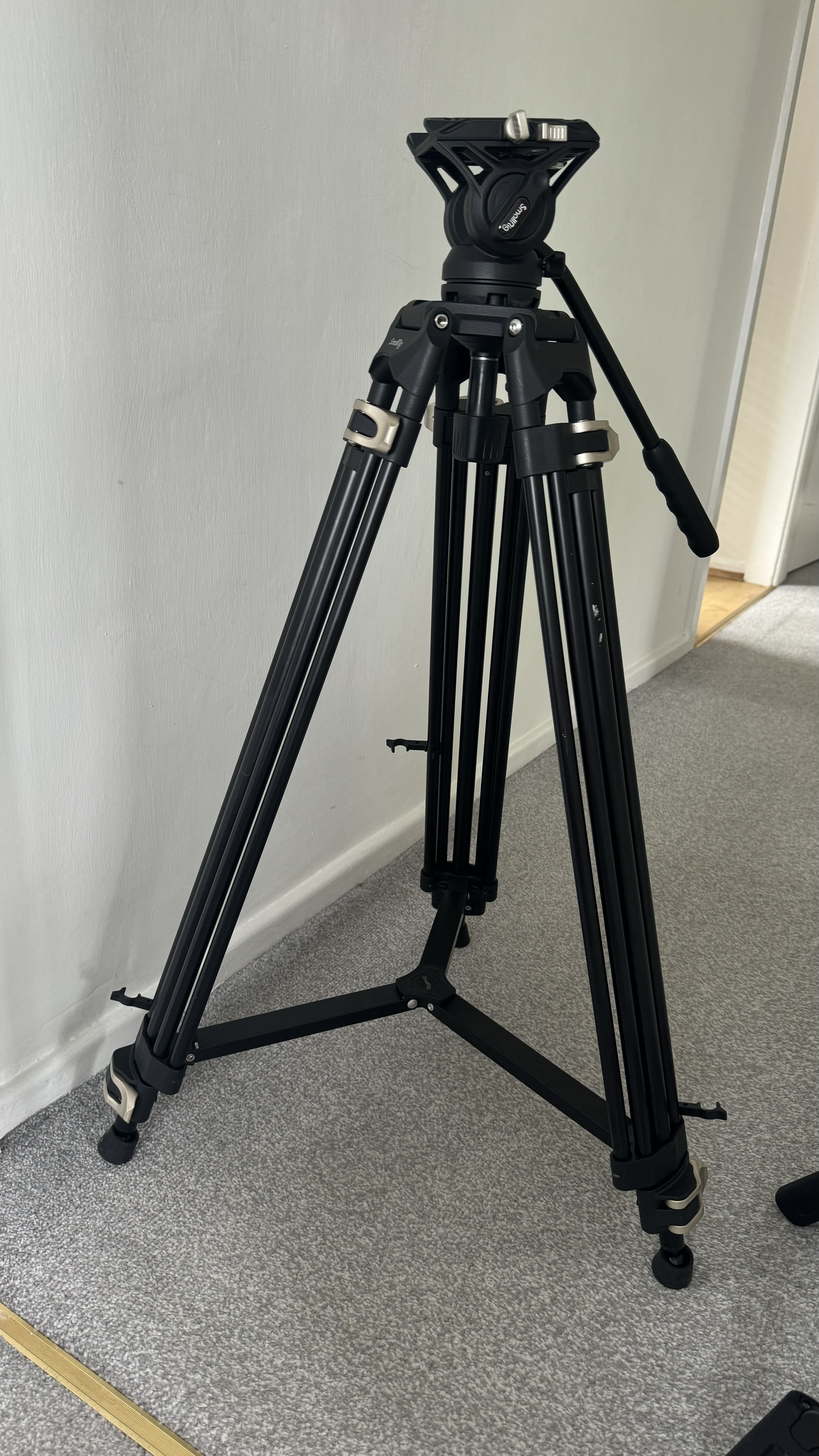 Video tripod - heavy duty 