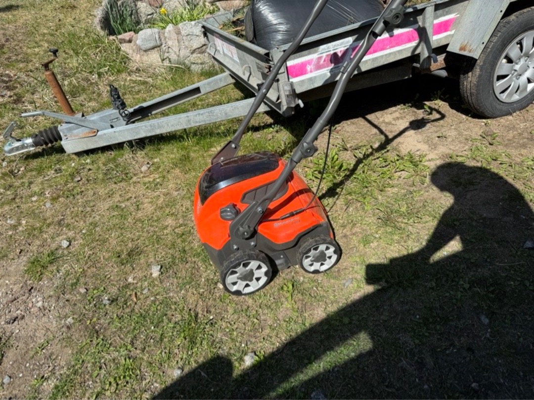 Eldriven vertikalskärare / mossrivare