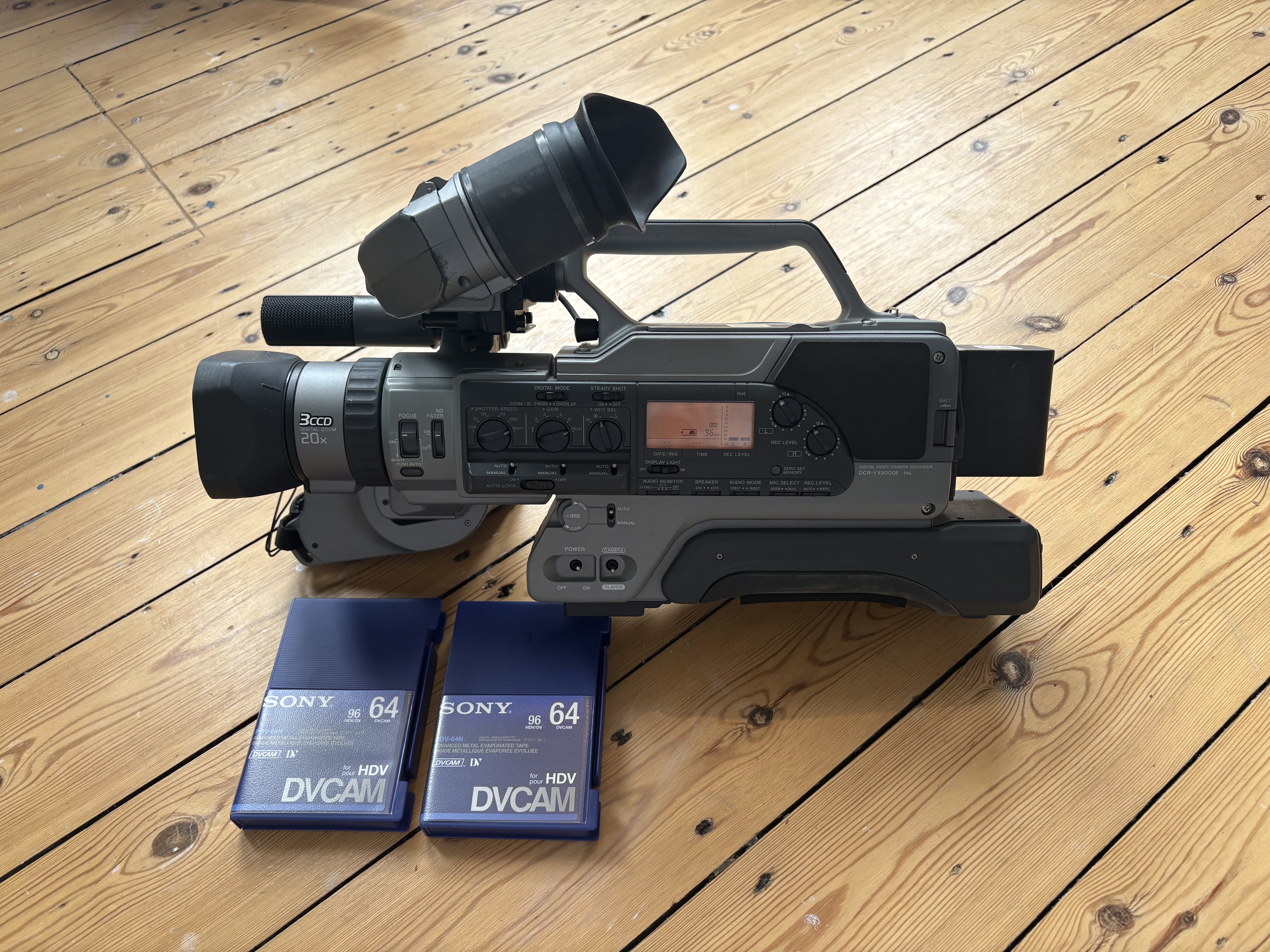 Sony vx9000 - minidv / dvcam - 1990s vibes 