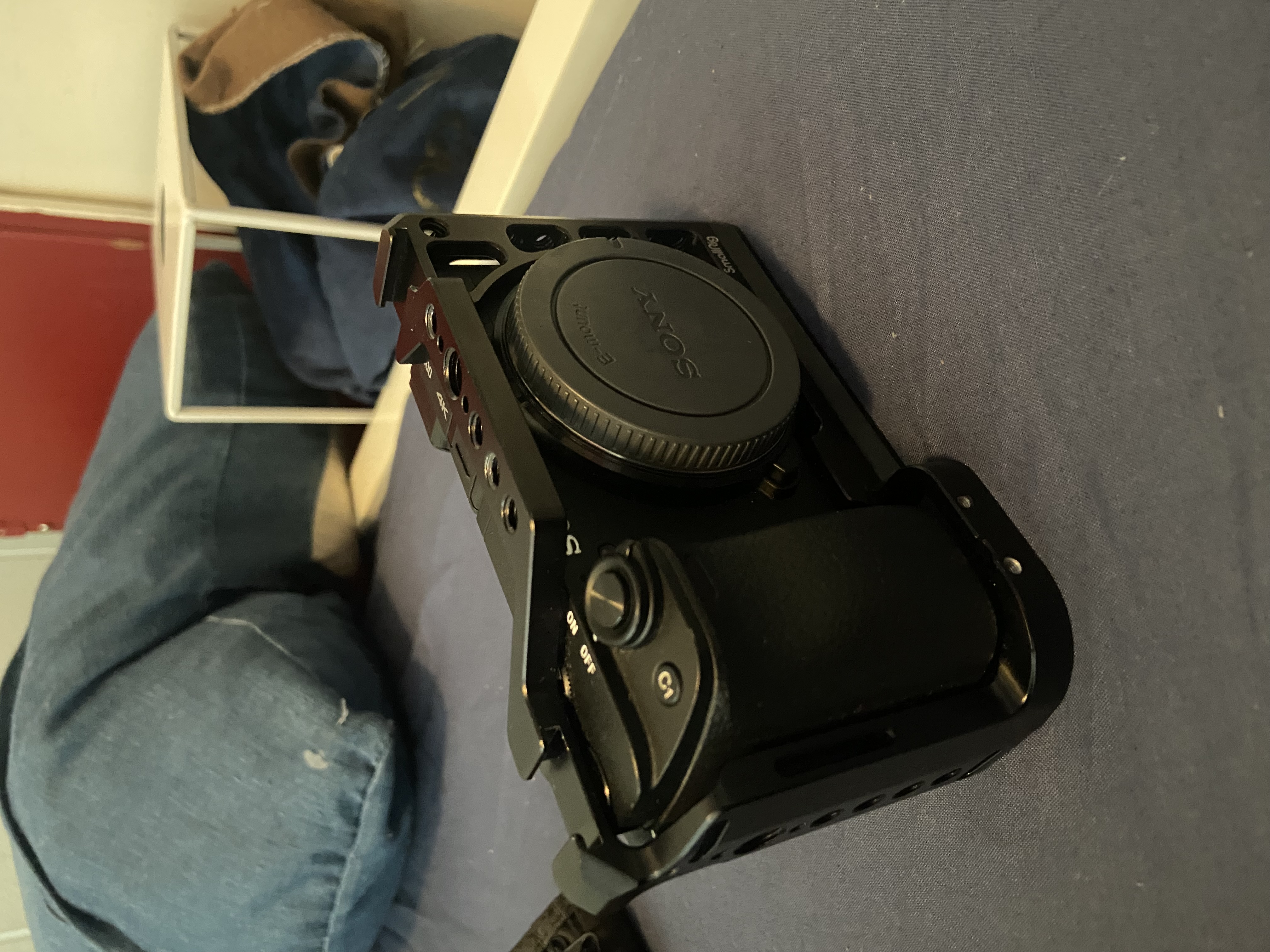 Sony a6400 + 18-105 f/4 + 35 f/1.8 med cage, top handle, mikrofon, ryggsekk og vesker