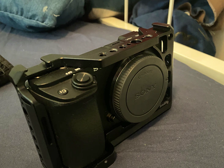 Sony a6400 + 18-105 f/4 + 35 f/1.8 med cage, top handle, mikrofon, ryggsekk og vesker