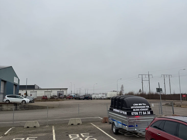 Färdiglastat be-b96 släp för uppkörning i vänersborg