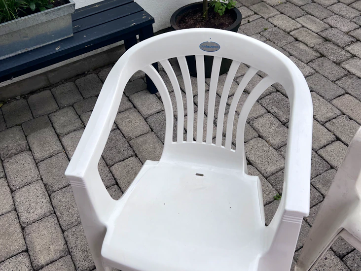 Plaststol med armstöd