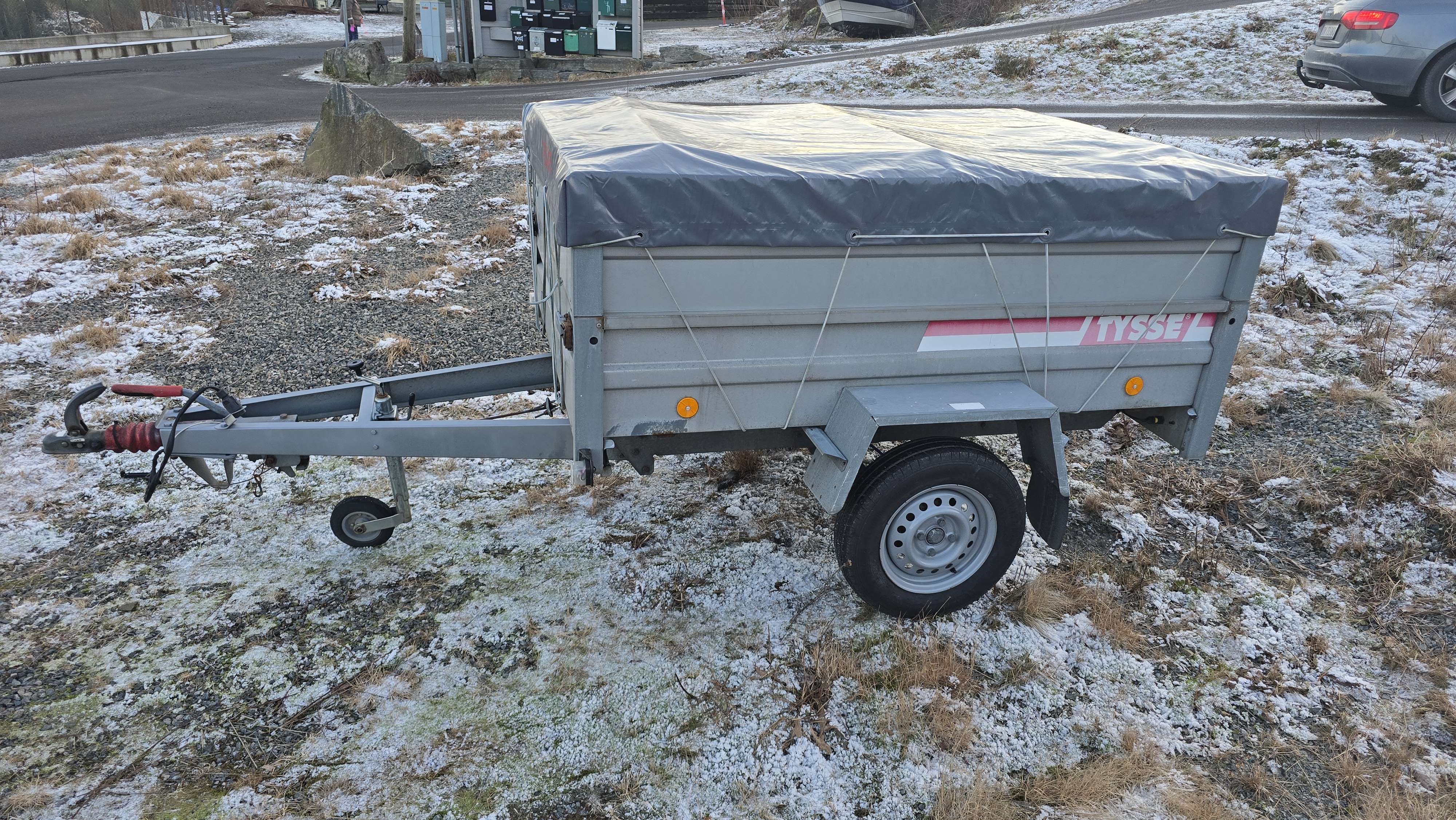 Tysse tilhenger med doble karmer. 