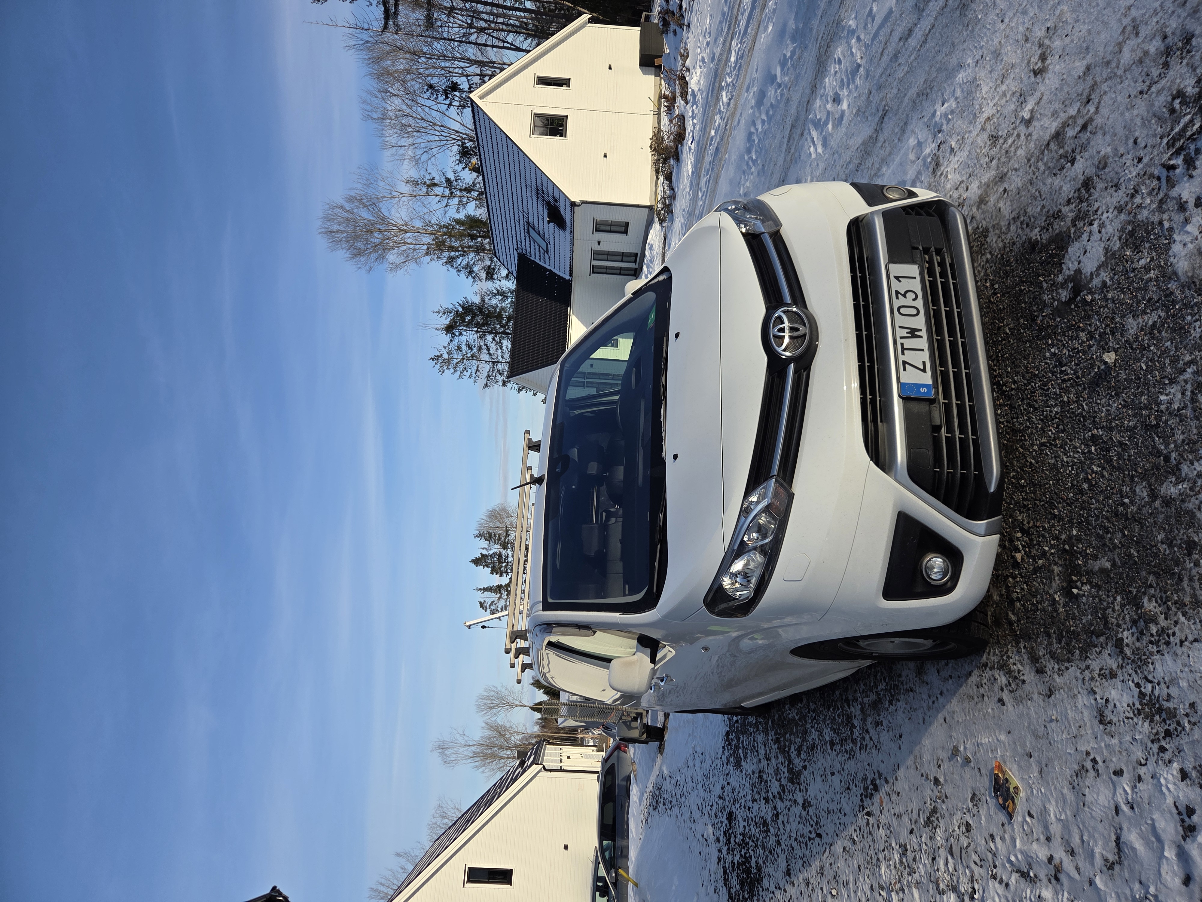 Skåpbil automat uthyrs rymligt, fräsch och lättkörd 