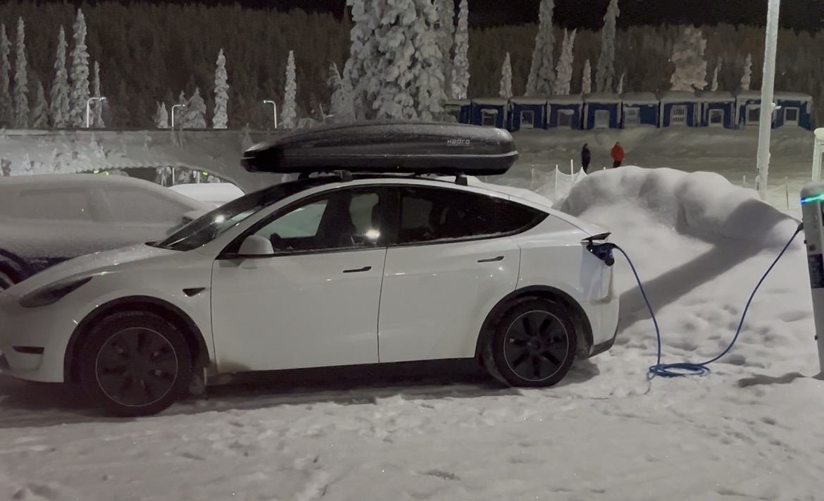 Hapro traxer 8.6 suksiboksi + model y telineet